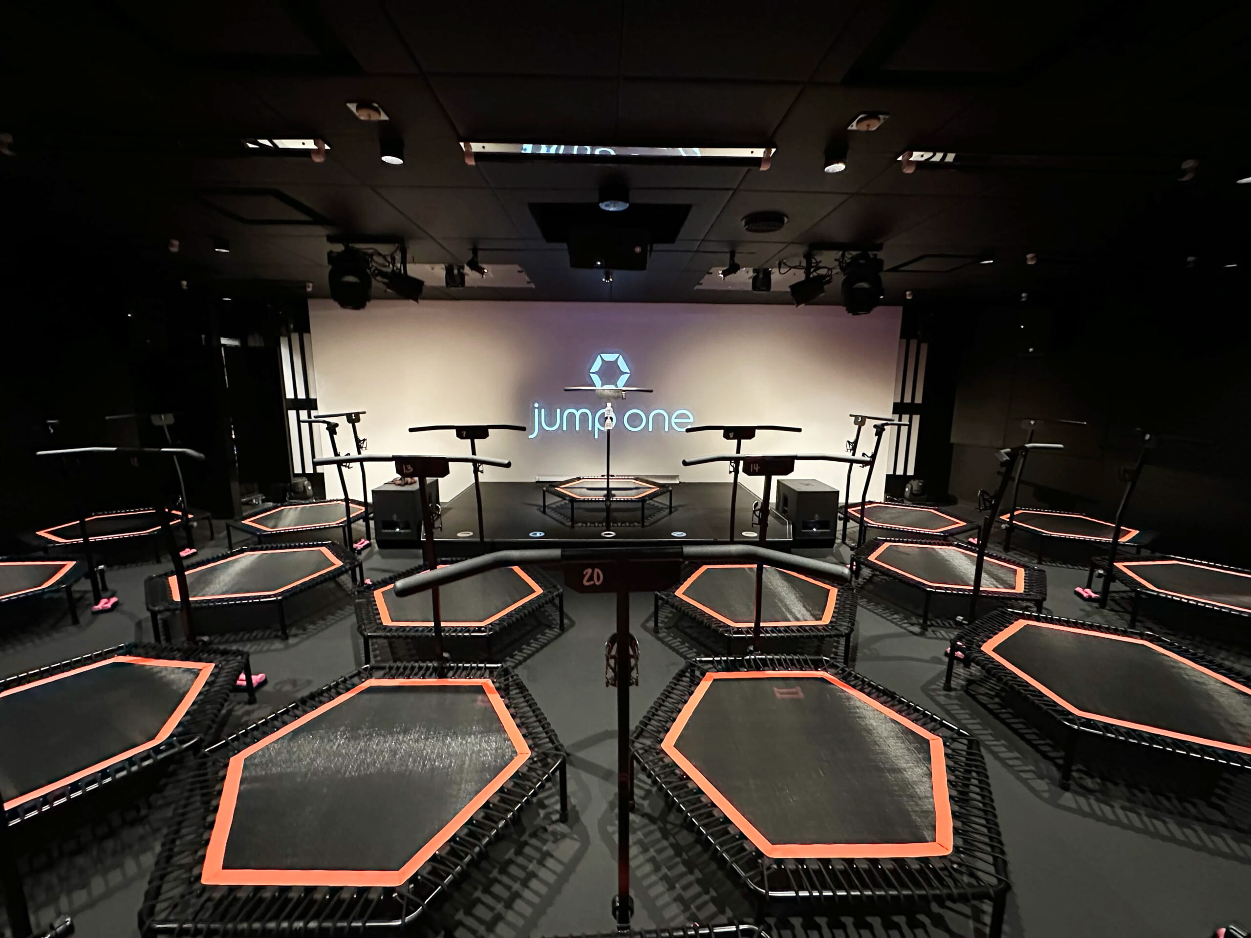 新宿ジム写真：暗闇フィットネススタジオ1