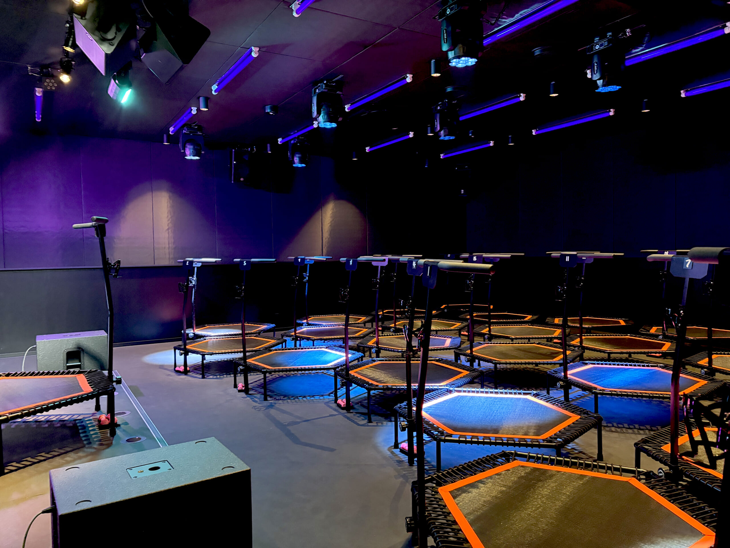 刈谷ジム写真：暗闇フィットネススタジオ2