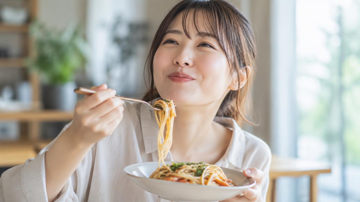 パスタを美味しそうに食べる女性