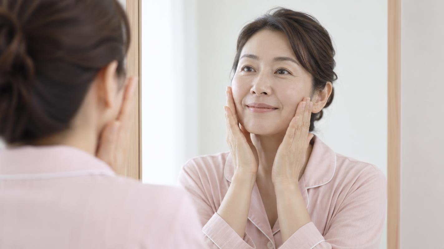 肌ケアを行っている女性